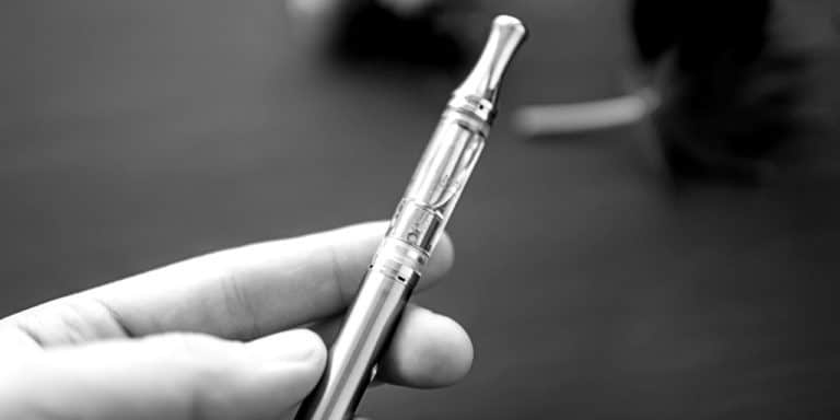 snip hand with vape